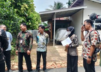 Tim Korsupgah KPK meninjau lokasi proyek strategis di Kabupaten Tanjabtim dalam rangka supervisi dan pencegahan korupsi, Kamis (13/11/2025). (Dok. Stepanus)