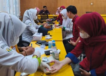 Petugas medis dari UPTD Puskesmas Putri Ayu melakukan pemeriksaan kesehatan kepada karyawan PT Sinar Sentosa Primatama (Sinsen) dalam rangka peringatan Hari Kesehatan Nasional ke-61 di Jambi, Rabu (12/11/2025). (Dok. Sinsen)