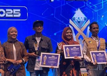 Perwakilan KIM Purwo Bakti Bersinergi Kabupaten Bungo, Provinsi Jambi, menerima penghargaan sebagai Komunitas Informasi Partisipatif Terbaik Tahun 2025 pada ajang KIM FEST Nasional 2025 di Kota Tangerang, Banten, Sabtu (15/11/2025). (Dok, Erit  Humas)
