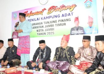 Ketua Lembaga Adat Melayu (LAM) Kota Jambi, Datuk Aswan Hidayat Usman, memberikan sambutan saat kegiatan penilaian Lomba Kampung Adat Melayu 2025 di Kelurahan Tanjung Pinang, Kecamatan Jambi Timur, Sabtu (15/11/2025). (Dok. Stepanus)