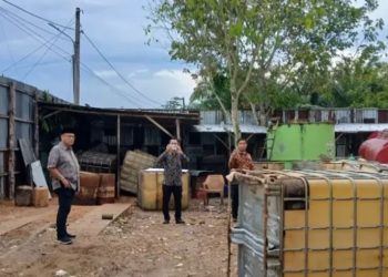Ketua Komisi I DPRD Kota Jambi, Rio Ramadhan (kedua kiri), meninjau lokasi yang diduga menjadi gudang penyimpanan BBM ilegal di Kelurahan Kenali Besar, Kecamatan Alam Barajo, Kota Jambi, Sabtu (1/11/2025). (Dok. Daus)