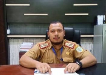 Kabid Bina Marga Dinas PUPR Kota Jambi, Agustiawan Harmain, memberikan penjelasan terkait progres pembangunan ulang Jembatan Sari Bakti di ruang kerjanya, Rabu (19/11/2025). (Dok. Stepanus)