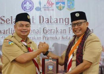 Ketua Kwarcab Gerakan Pramuka Kota Jambi, Kemas Faried Alfarelly (kiri), menyerahkan cendera mata kepada perwakilan Kwartir Nasional dalam rangka kunjungan kerja dan penyampaian program strategis Kwarcab untuk periode 2025–2027. (Dok. Stepanus)