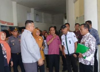 Ketua DPRD Kota Jambi, Kemas Faried Alfarelly, meninjau fasilitas Terminal Rawasari, Kamis (20/11/2025). (Dok. Stepanus)