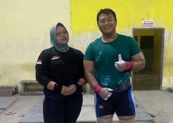 Dua lifter asal Jambi, Muhammad Ripqi Ramadhan (kanan) dan Jihan Syafitri (kiri), berpose usai latihan menjelang keberangkatan mengikuti Islamic Solidarity Games (ISG) 2025 di Arab Saudi. (Dok. Koni Jambi)