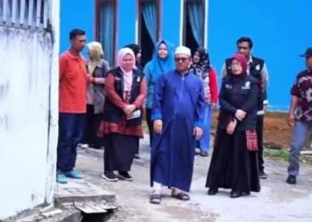 Wali Kota Jambi bersama warga RT 14 Kenali Asam meninjau lingkungan usai penyelesaian pembangunan drainase melalui Program Kampung Bahagia. Sabtu (22/11/2025).(Dok, Daus)