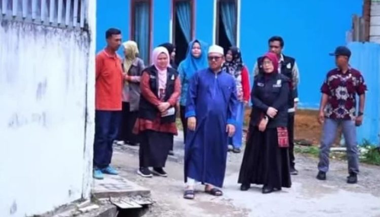 Wali Kota Jambi bersama warga RT 14 Kenali Asam meninjau lingkungan usai penyelesaian pembangunan drainase melalui Program Kampung Bahagia.  Sabtu (22/11/2025).(Dok, Daus)