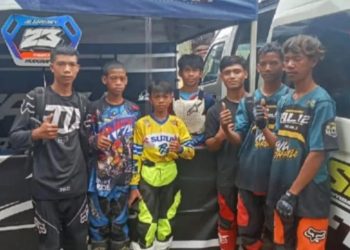 Para rider Adenan Racing Team, perwakilan Suku Anak Dalam Bukit Suban, berpose sebelum berlaga pada final grasstrack memperebutkan Piala Bupati Tanjung Jabung Timur di Sabak Trail Circuit, 22–23 November 2025. (Dok. Daus)