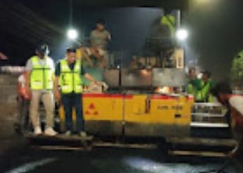 Kadis Dinas PUPR Provinsi Jambi melakukan meninjau pekerjaan perbaikan jalan di kawasan Pasar Talang Banjar, Kota Jambi, Sabtu (22/11/2025). (Dok. Daus)