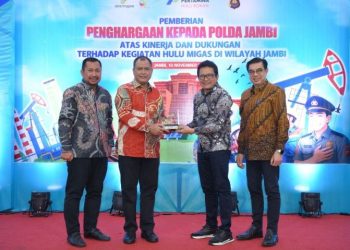 General Manager PHR Zona 1, Hari Widodo, menyerahkan penghargaan kepada Wakapolda Jambi di acara pemberian apresiasi atas dukungan pengamanan kegiatan hulu migas di Jambi. (Sumber foto: PHR Zona 1)