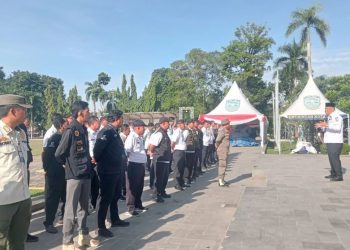 Petugas Trantib mengikuti arahan Sekda Kota Jambi A. Ridwan dalam apel kesiapan operasi penertiban gepeng dan anak jalanan di Lapangan Utama Kantor Wali Kota Jambi. (Dok. Stepanus)