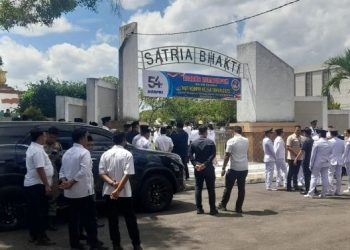 Para pejabat dan ASN Pemkot Jambi berkumpul untuk mengikuti prosesi pemakaman mantan Wali Kota Jambi, dr. Bambang Priyanto di TMP Satria Bakti, Kota Jambi, Rabu (26/11/2025). (Dok. Stepanus)