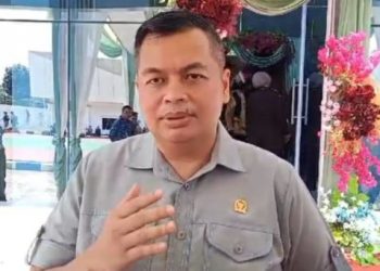 Ketua DPRD Kota Jambi, Kemas Faried Alfarelly, memberikan keterangan kepada wartawan mengenai perkembangan penanganan polemik zona merah Kenali, Selasa (25/11/2025). (Dok. Daus)