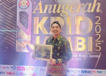 Ryan Chen menerima penghargaan Jurnalis Televisi Lokal Terbaik pada Anugerah KPID Jambi 2025 di Kota Jambi. (Dok. Daus)
