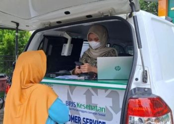 Petugas BPJS Kesehatan melayani peserta melalui layanan keliling di Jambi sebagai bagian dari upaya meningkatkan keaktifan peserta JKN. (Dok.Stepanus)