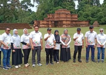 Para wali kota peserta Muskomwil II APEKSI Regional Sumbagsel berfoto bersama di Kawasan Percandian Muaro Jambi saat melakukan visitasi lapangan di Kota Jambi. (Dok. Stepanus)