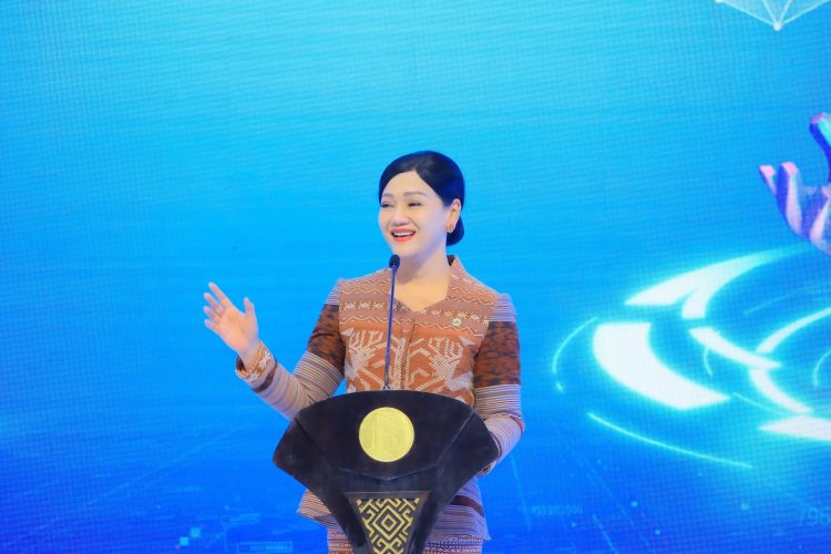 Kepala Eksekutif Pengawas Perilaku Pelaku Usaha Jasa Keuangan, Edukasi, dan Pelindungan Konsumen OJK, Friderica Widyasari Dewi, menyampaikan pentingnya literasi keuangan dan perlindungan konsumen di era digital pada acara FEKDI dan IFSE 2025 di Jakarta, Jumat (31/10/2025). (Dok. OJK)