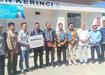 Bupati Kerinci Monadi (tengah) bersama jajaran Forkopimda dan perwakilan PT KMH saat launching Pelayanan RSUD Kabupaten Kerinci di Desa Sungai Pegeh, Kecamatan Siulak, Sabtu (1/11/2025). (Dok. Deko)