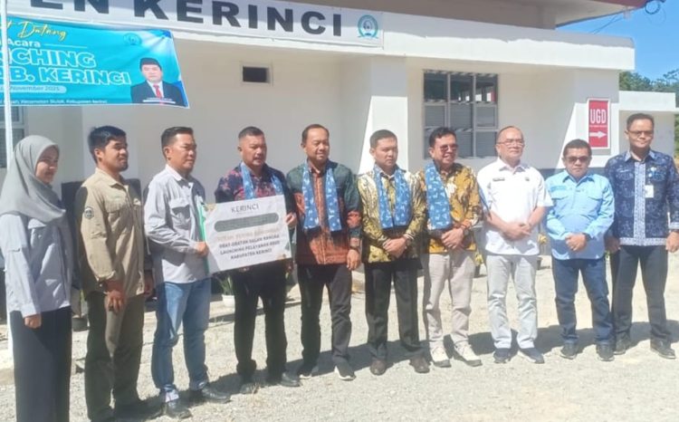 Bupati Kerinci Monadi (tengah) bersama jajaran Forkopimda dan perwakilan PT KMH saat launching Pelayanan RSUD Kabupaten Kerinci di Desa Sungai Pegeh, Kecamatan Siulak, Sabtu (1/11/2025). (Dok. Deko)