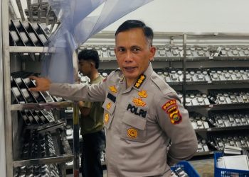 Irwasda Polda Jambi Kombes Pol Jannus P. Siregar meninjau fasilitas Satuan Pelayanan Pemenuhan Gizi (SPPG) Polda Jambi yang telah beroperasi, Jumat (1/11/2025). (Dok. Polda Jambi)