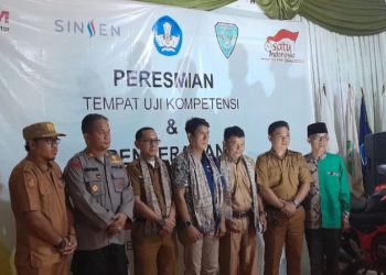 General Manager PT Sinar Sentosa Primatama bersama perwakilan Dinas Pendidikan, Kepolisian, dan pihak SMK Negeri 10 Merangin saat peresmian Tempat Uji Kompetensi (TUK) Astra Honda di Merangin, Senin (14/10/2025). (Dok. Sinsen)