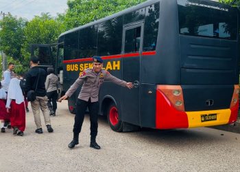 Bus sekolah gratis milik Satbrimob Polda Jambi mengantar pelajar ke SMP Negeri 21 Kota Jambi pada hari pertama pelaksanaan program antar jemput sekolah gratis, Selasa (11/11/2025). (Dok. Nahar)
