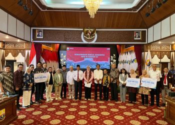 Anggota Komisi IX DPR RI bersama Pemerintah Provinsi Jambi dan BPJS Ketenagakerjaan berfoto bersama usai penyerahan simbolis santunan Jaminan Kematian (JKM) di Kantor Gubernur Jambi, Sabtu (9/11/2025). (Dok. Daus)