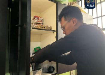 Petugas Lapas Kelas IIA Jambi memeriksa lemari kamar warga binaan saat razia di Blok Hunian E1, Selasa (11/11/2025) (Foto: Humas Lapas Kelas IIA Jambi)