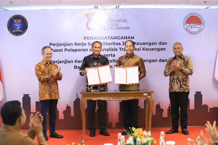 Ketua Dewan Komisioner OJK Mahendra Siregar (tengah) menyaksikan penandatanganan perjanjian kerja sama OJK dengan PPATK dan BSSN di Gedung Wisma Mulia 2, Jakarta, Jumat (28/11/2025),  (dok.Humas OJK)