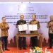 Ketua Dewan Komisioner OJK Mahendra Siregar (tengah) menyaksikan penandatanganan perjanjian kerja sama OJK dengan PPATK dan BSSN di Gedung Wisma Mulia 2, Jakarta, Jumat (28/11/2025),  (dok.Humas OJK)
