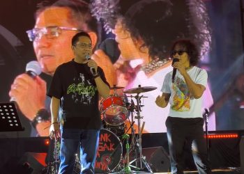 Kapolda Jambi Irjen Pol. Krisno H. Siregar tampil satu panggung bersama vokalis Slank, Kaka, dalam konser “Huru Hara Special Show” di BW Luxury Hotel Jambi, Sabtu (1/11/2025).(dok.Nahar)
