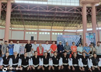 Para pengurus olahraga dan peserta Kejurprov Kempo Perkemi Jambi berfoto bersama usai pembukaan kejuaraan di Kota Jambi, Rabu (27/11/2025). (Dok.Stepanus)
