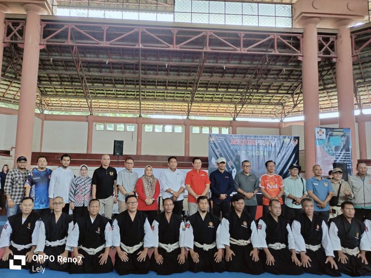 Para pengurus olahraga dan peserta Kejurprov Kempo Perkemi Jambi berfoto bersama usai pembukaan kejuaraan di Kota Jambi, Rabu (27/11/2025). (Dok.Stepanus)