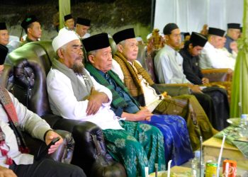 Wakil Gubernur Jambi Abdullah Sani (tengah) menghadiri Haflah Khotmil Wal Qutub ke-2 di Pondok Pesantren Tarbiyatul Ummah, Desa Ladang Panjang, Kecamatan Sungai Gelam, Kabupaten Muaro Jambi, Sabtu (1/11/2025) malam. (Foto: Erit -Diskominfo)