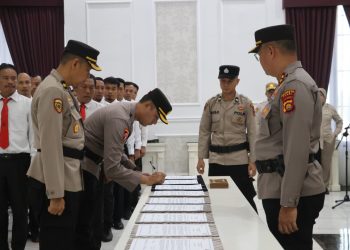 Wakapolresta Jambi AKBP Nurhadiansyah, S.I.K., M.H. memimpin penandatanganan komitmen bersama pengawasan melekat Ankum dan penolakan judi online serta narkoba di Aula Lokamanginti, Senin (3/11/2025) (Dok.Nahar)