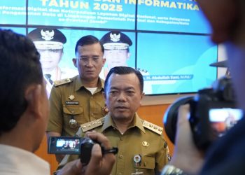 Gubernur Jambi Al Haris memberikan keterangan kepada media usai membuka Rakortek Kominfo Provinsi Jambi Tahun 2025 di Auditorium Rumah Dinas Gubernur Jambi, Senin (3/11/2025). (Dok. Stepanus)