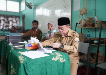 Gubernur Jambi Dr. H. Al Haris, S.Sos., M.H. meninjau pelaksanaan Tes Kemampuan Akademik (TKA) di SMAN 8 Kota Jambi, Senin (3/11/2025), (Dok. Stepanus)