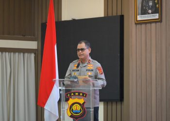 Wakapolda Jambi Brigjen Pol M. Mustaqim membuka secara resmi Pelatihan Pelayanan Publik yang Prima dalam rangka Pembangunan Zona Integritas (ZI) Tahun 2025 di Aula Gedung Siginjai Polda Jambi, Senin (3/11/2025). (Dok. Humas)