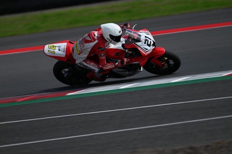 Pebalap Astra Honda Racing Team (AHRT), M. Adenanta Putra, memacu motor CBR600RR saat berlaga pada seri pamungkas Mandalika Racing Series (MRS) 2025 di Pertamina Mandalika International Circuit, Lombok, Nusa Tenggara Barat, Minggu (2/11/2025). (Dok. Sinsen)
