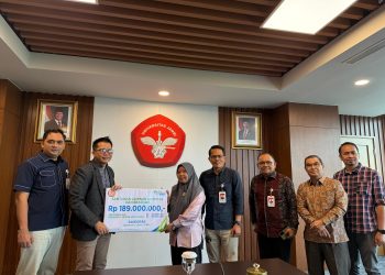 Kepala BPJS Ketenagakerjaan Cabang Jambi, Hendra Elvian, menyerahkan santunan jaminan kematian dan beasiswa senilai Rp189 juta kepada ahli waris pegawai Universitas Jambi almarhum Sandopar di Rektorat Unja Mendalo, Selasa (4/11/2025). (Dok. Daus)