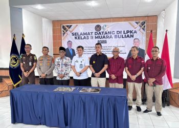 Kepala Kanwil Ditjenpas Jambi Hidayat bersama Wakil Bupati Batanghari H. Bakhtiar, S.P., dan jajaran Forkopimda menandatangani prasasti peresmian Lembaga Pendidikan Al-Qur’an (LPQ) di LPKA Kelas II Muara Bulian, Kamis (6/11/2025). . (Foto: Humas LPKA Muara Bulian)