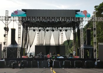 Panggung utama Sajiwa Fest 2025 di Lapangan Bandara Lama, Kota Jambi, tengah disiapkan menjelang konser, Sabtu (8/11/2025). (Dok Stepamus)