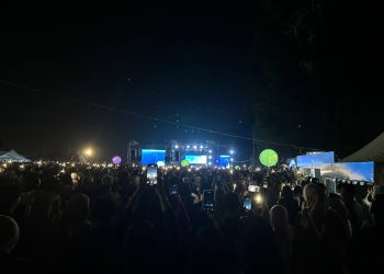 Ribuan penonton memadati area Eks Bandara Lama Sultan Thaha Saifuddin Jambi saat gelaran Sajiwa Fest 2025, Minggu (9/11/2025) malam. (Dok. Stepanus)