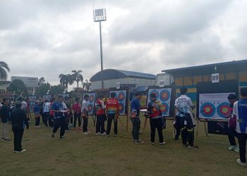 Para atlet mengecek hasil tembakan pada sesi pertandingan Kejuaraan Panahan Provinsi Jambi 2025 di Stadion Persitaj, Tanjung Jabung Barat. (Dok.Daus)
