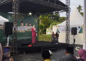 Ketua Dekranasda Muaro Jambi Ririn Novianti memberikan sambutan saat membuka Bazar Expo MTQ ke-54 di Kabupaten Muaro Jambi, Jumat (15/11/2025). (Dok. Daus)