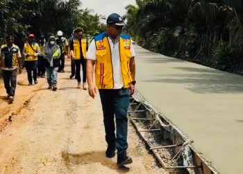 Kepala BPJN Jambi bersama tim teknis meninjau progres pengecoran ruas Jalan IJD Rantau Kapas Mudo–Pasar Terusan Seksi 2 untuk memastikan kualitas dan ketepatan pelaksanaan di lapangan. (Dok. Humas)