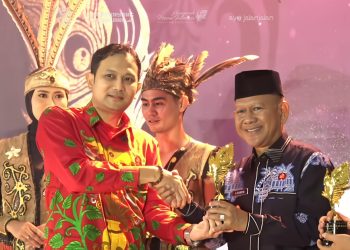 Wakil Bupati Merangin A. Khafid menerima penghargaan Anugerah Pesona Indonesia (API) Awards 2025 untuk kategori Destinasi Kreatif yang diraih Agrowisata Farenza Garden, disaksikan owner Satia Hadinata pada malam puncak API Awards di Bengkayang, Kalimantan Barat, Selasa (18/11/2025). (Dok. Farenza Garden)