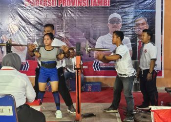 Seorang atlet putri Jambi bersiap melakukan angkatan dalam Kejuaraan Provinsi (Kejurprov) Angkat Berat 2025 di Gedung Angkat Berat dan Besi, Kota Baru, Kota Jambi, Rabu (19/11/2025). (Dok. Daus)
