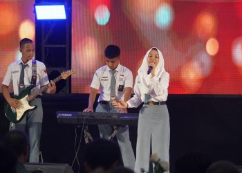 Pelajar SMA se-Kota Jambi menampilkan kemampuan bermusik dalam Festival Band Pelajar HUT ke-66 Korem 042/Gapu di Balai Prajurit Makorem 042/Gapu, Rabu (19/11/2025). (Dok, Nahar)