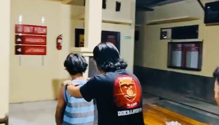 Anggota  kepolisian mengamankan seorang terduga pelaku pencurian kendaraan bermotor di Mapolsek Tebo Ulu, Kabupaten Tebo, Kamis (20/11/2025). (Dok. Humas)